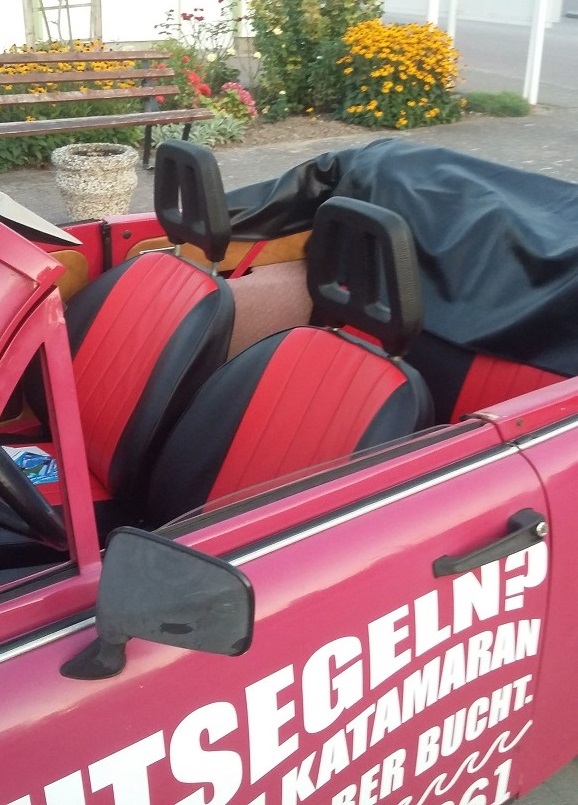 Roter Trabant Cabrio von innen