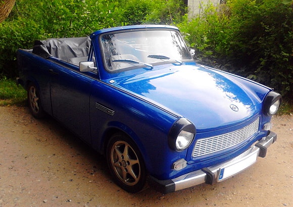 Roter Trabant Cabrio von vorne